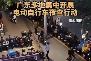 哈维尔怒推球童染黄，解说：我认为哈维尔缺少了一点风度